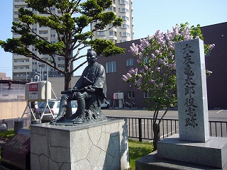 今も札幌のまちを見据える「大友亀太郎像」