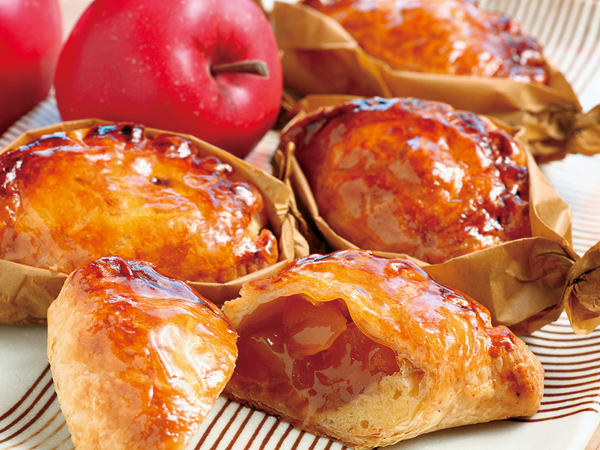毎日りんごの皮むきから手作りする焼きたてアップルパイ。道産バターが香るサクサク生地が美味