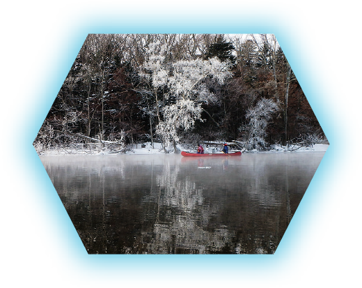 冬の釧路川にカヌーが浮かんでいる写真