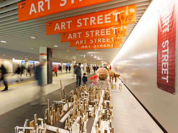 札幌駅前通地下歩行空間には数々のアート作品が展示される