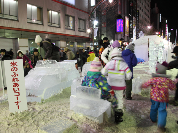 氷の彫刻に子どもが実際に触れて遊べる広場。家族の撮影スポットにも