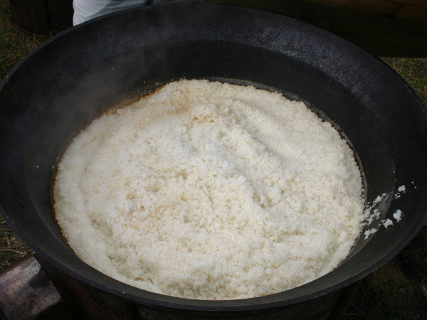「百姓一揆炊き」は愛別産のお米百升を釜で一気に炊き上げた白い ご飯。1杯100円。
