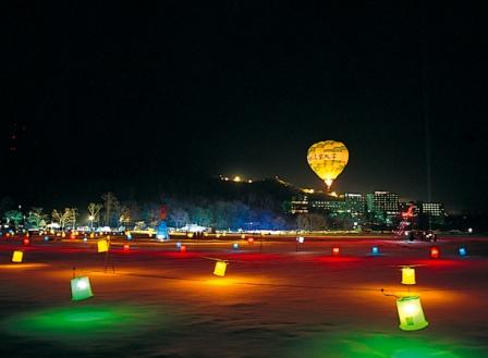 夜は熱気球やナイトシャトルを体験可。2月土曜夜には花火大会も