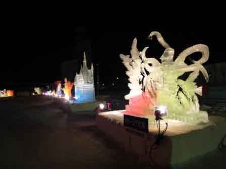 会場を華やかに彩る氷雪像のライトアップ