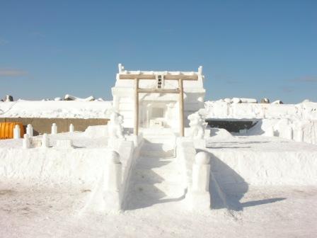写真の流氷神社には陸揚げされた流氷を展示