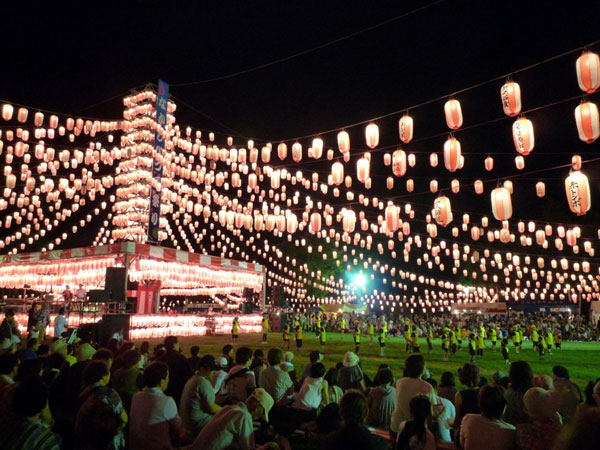 日本一と呼び声の高い6000個もの華やかな提灯に照らされ、盆踊りを楽しもう