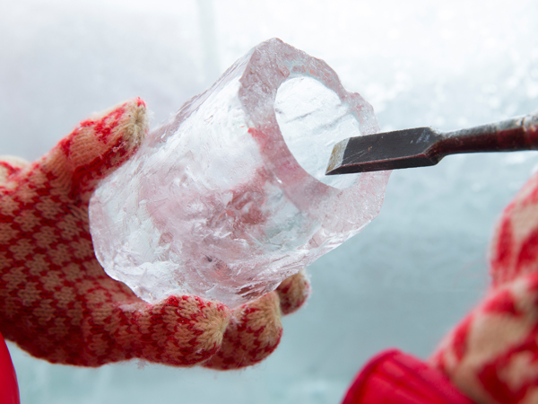 氷を削ってオリジナルのグラスを作成する「氷のグラスづくり」（有料）