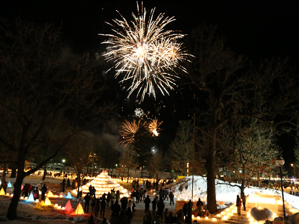19時50分頃からイベントの締めくくりを飾る花火を実施。澄み切った冬の夜空を美しく彩る