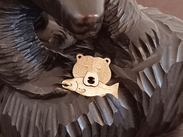 ［闇月創房］真鍮　熊鮭ブローチ/約4cm×3cm 、19800円（税込み）