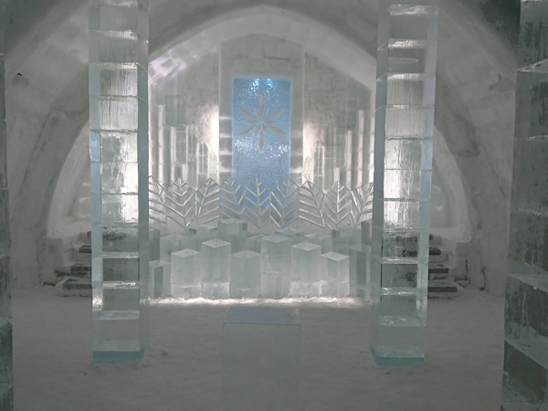然別湖から切り出す氷などで作るアイスバーは透明度の高さが◎