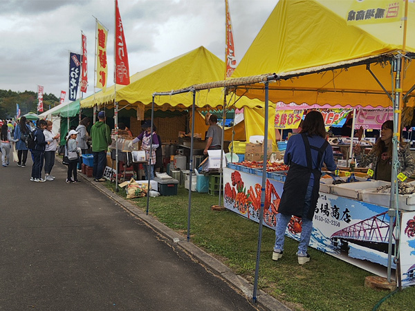 大阪府枚方市のいか焼きなどを販売する「友好都市グルメフェア」も開催
