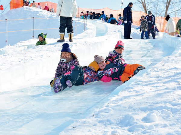 「親子滑り台タイムトライアル」も行うジャンボ滑り台が人気。趣向を凝らした雪像や氷像も必見