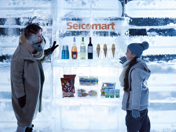 セイコーマートの商品が並ぶ「氷のセイコーマート」