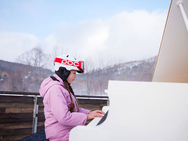 スキー場の絶景ポイントに登場するストリートピアノ