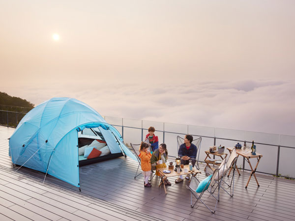 天空の絶景を望むテラスを家族で貸し切る「雲海テラスキャンプ」