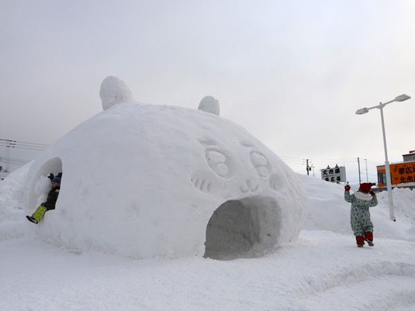 市民が作る雪像をはじめ、例年、巨大滑り台も登場し子どもから人気