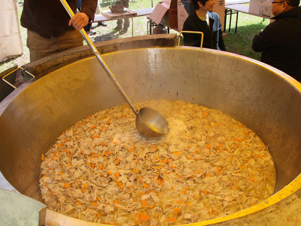毎年恒例、本別町の食材を使用した豪快なジャンボ義経鍋の豚汁（予定）は大人気