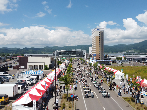 新函館北斗駅前の道路などに飲食ブース など約50店並ぶ。吹奏楽などのステージもあり