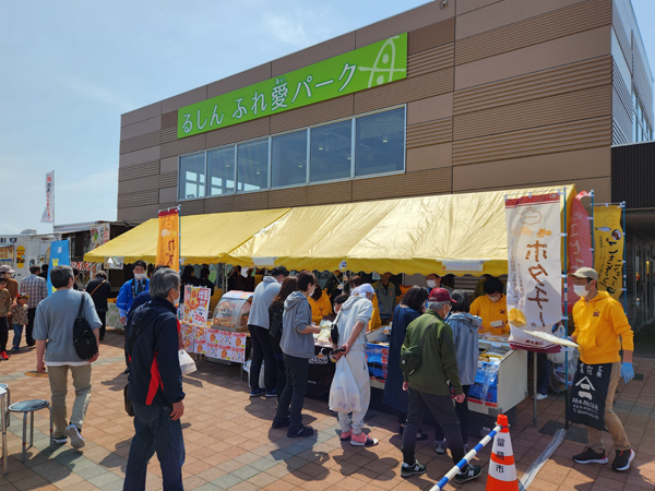 留萌高校生による「KAZUMOちゃん焼き」販売や、市内飲食店などの出店や飲食 ブースが多数あり