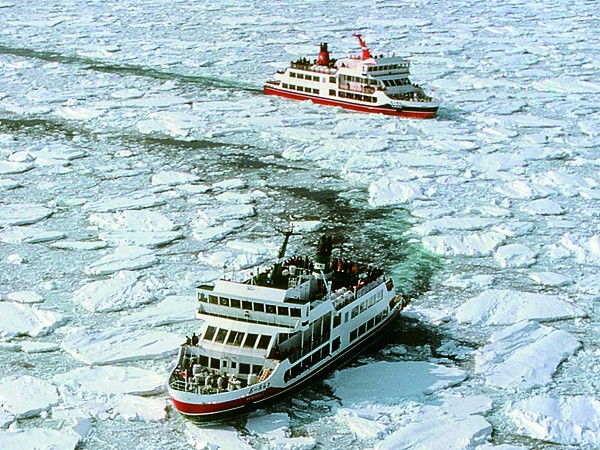 世界初の流氷観光砕氷船「おーろら」