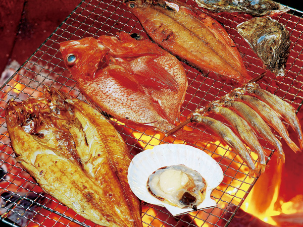 赤々と燃える備長の炭火で鮮魚を炙り、旬を炙る。また釧路に訪れたくなる味わいだ