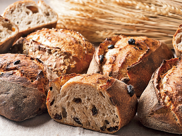 十勝産有機栽培の石臼挽き全粒粉100%のパン。自家製酵母を使い、副素材も有機にこだわる。プレーン、レーズン、柑橘、雑穀の4種