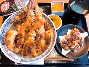 カ二足2本とエビ2本に店の名物“鰻天ぷら”もついてくる、1番人気の「特選海鮮天丼」