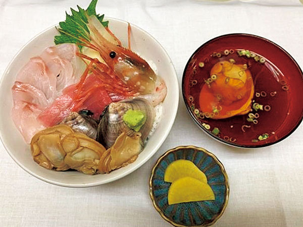 九十九里産の特大はまぐりを海鮮丼に2つ、お吸い物に1つの計3つも豪快に使用！