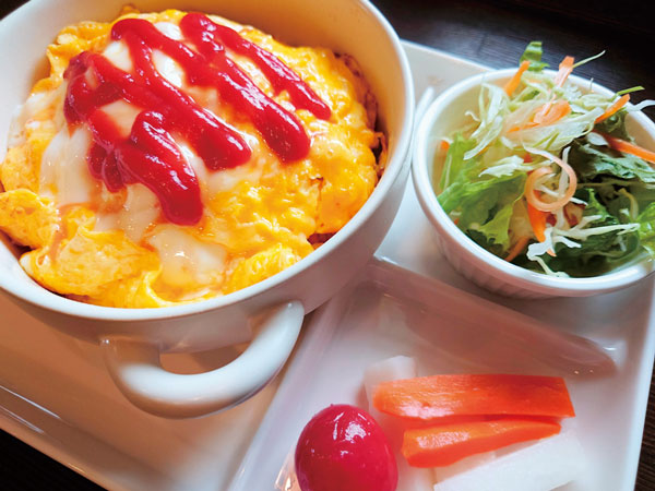 カフェでは小樽産地鶏使用のふっくらオムライスや海鮮クリームドリアが◎