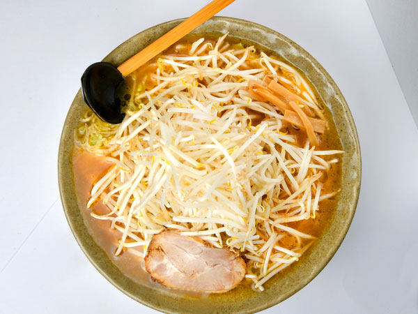 ジャンボラーメン（味噌）：4日間もかけて作る自家製チャーシューが好評。透き通った綺麗な清湯スープとオリジナル配合の味噌が食欲をそそる。