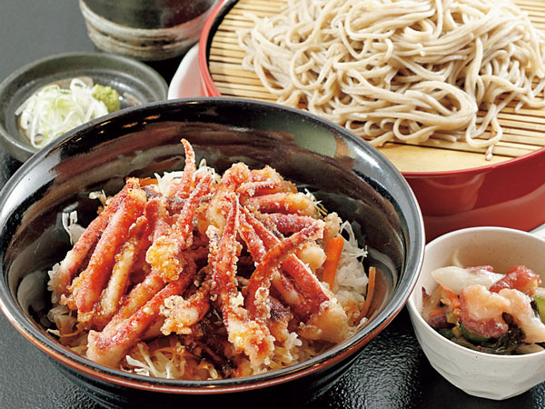旭川名物「イカゲソ丼」 はボリューム満点。そばと5種から選ぶミニ丼（イカゲソ丼除く）＋茶碗蒸しの「手打ちそばセット」も